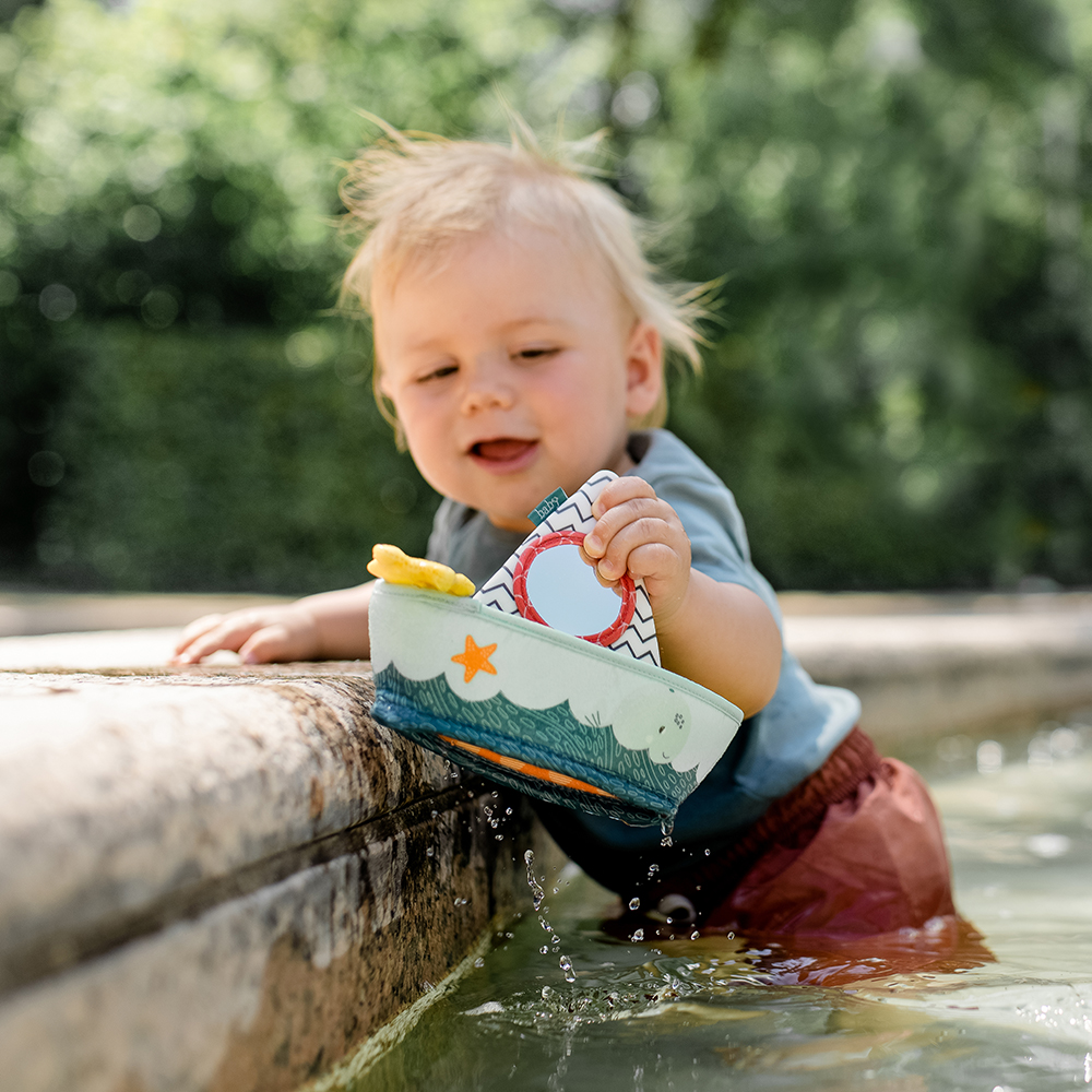 Bath boat with finger puppet