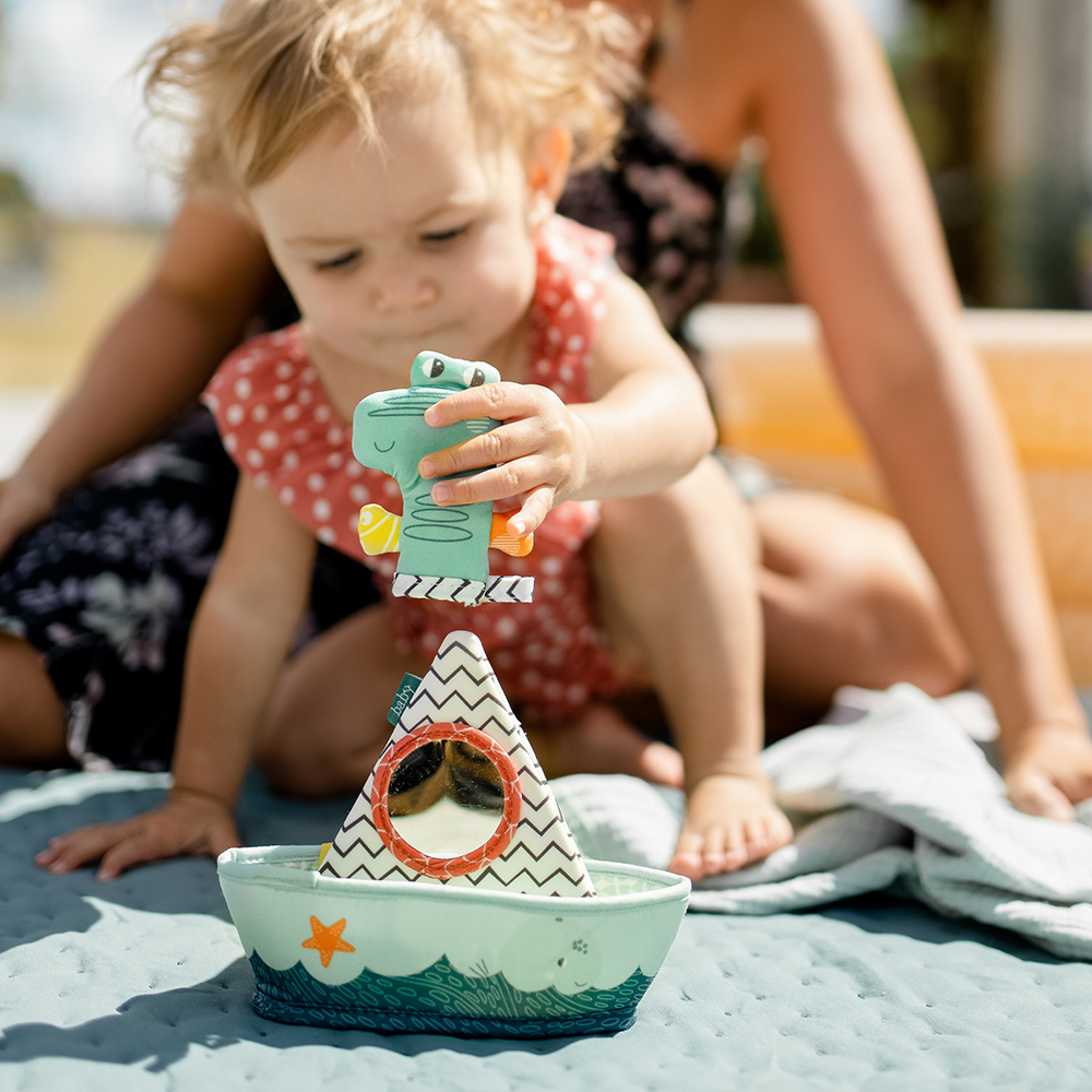 Bath boat with finger puppet