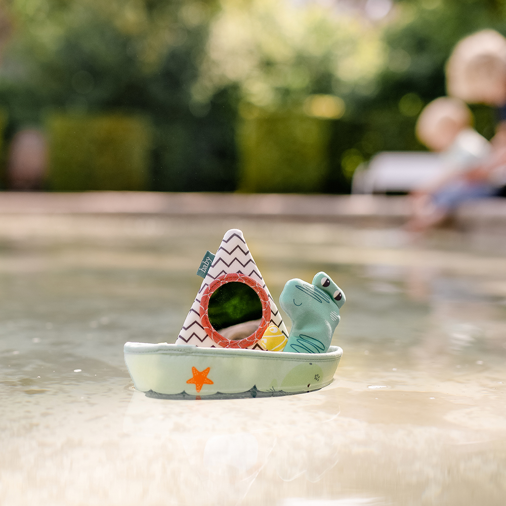 Bath boat with finger puppet